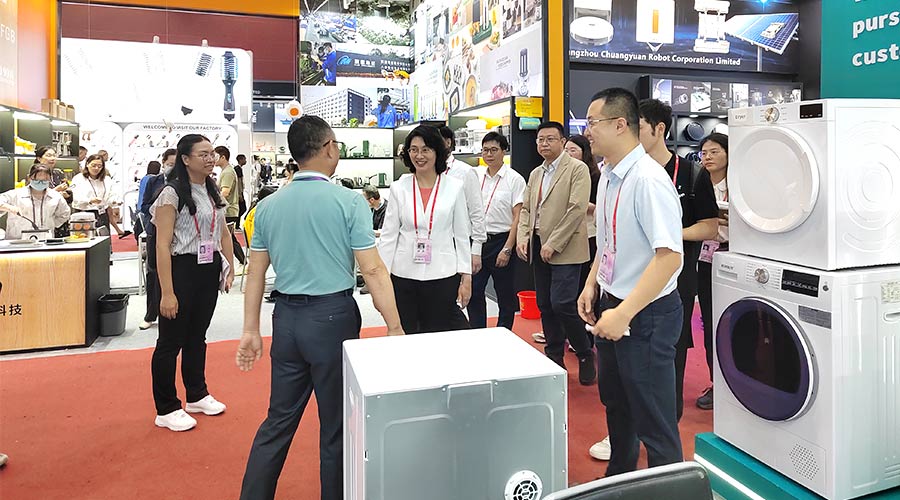 廣交會(huì)迎來(lái)大咖！江門(mén)市市長(zhǎng)親臨金環(huán)電器展位參觀交流