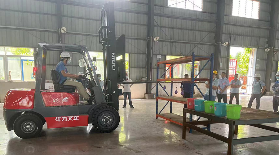 比技能 展風(fēng)采！金環(huán)電器參與鶴城鎮(zhèn)第二屆企業(yè)職工叉車技能競賽